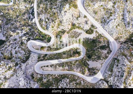 Serpentinenstraße ma-2141 nach SA Calobra, Serra de Tramuntana, Drohnenaufnahme, Mallorca, Balearen, Spanien Foto Stock