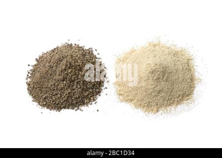 Mucchio di pepe bianco e nero macinato isolato su sfondo bianco Foto Stock