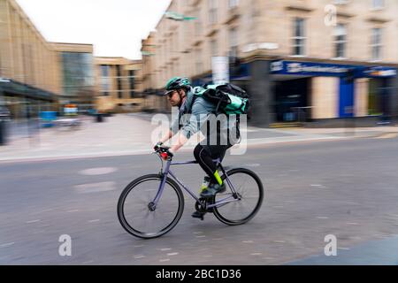 Glasgow, Scozia, Regno Unito. 1° aprile 2020. Effetti del blocco di Coronavirus sulla vita di Glasgow, Scozia. Consegna il uomo di consegna su gite in bicicletta oltre Sauchiehall S. Foto Stock