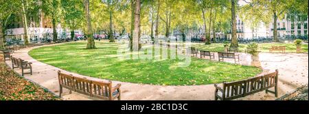 LONDRA - NOVEMBRE 2018: Berkeley Square Panorama, una grande piazza cittadina a Mayfair, nell'estremità occidentale di Londra Foto Stock