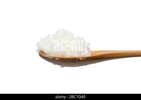 Cucchiaio di legno con un mucchio di olio di cocco bianco su sfondo bianco Foto Stock
