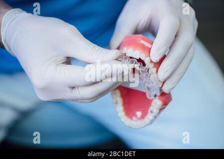 Primo piano del dentista che lavora su protesi dentarie Foto Stock