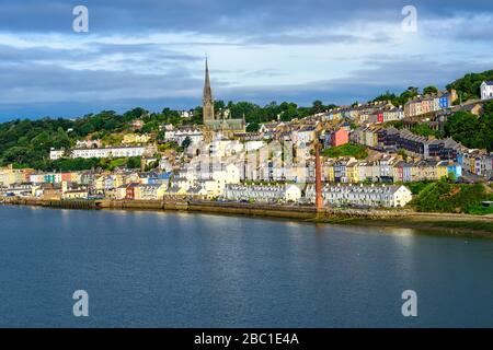 Acque costiere del villaggio di pescatori di Cobh, Irlanda e St. Colmans Cathedral Foto Stock