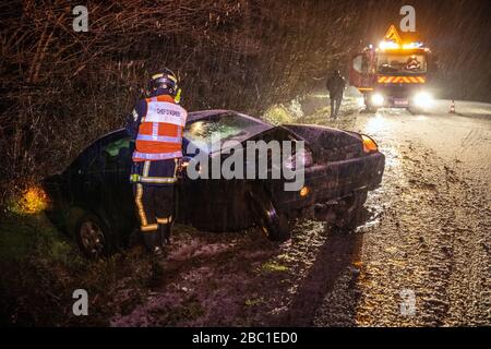 INCIDENTE AUTOMOBILISTICO A SEGUITO DI UN HAILSTORM, VIGILI DEL FUOCO DAL CENTRO DI SERVIZIO DI EMERGENZA DI LISIEUX, SDIS14, CALVADOS, FRANCIA Foto Stock