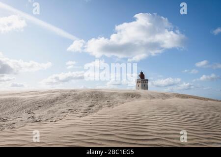 Danimarca, Lonstrup, duna di sabbia increspata con Rubjerg Knude Lighthouse sullo sfondo Foto Stock