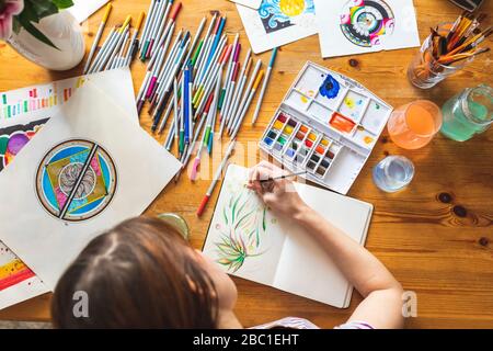 Donna pittura con acquerelli, vista dall'alto Foto Stock