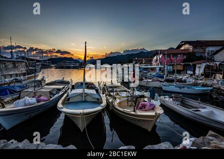 75/5000 Kekova è un magnifico centro turistico con il suo mare blu, la natura e la storia ... Foto Stock