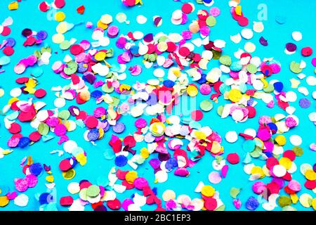 Carta rotonda multicolore confetti primo piano su sfondo blu. Concetto di festa di festa di holyday. Ciambella Foto Stock