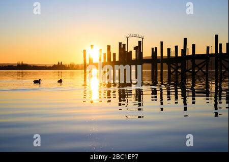 Germania, Baden-Wurttemberg, quartiere di Costanza, Allensbach, Jetty sul lago di Costanza al tramonto Foto Stock