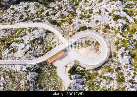 Serpentinenstraße ma-2141 mit Krawattennoden SA Moleta, SA Calobra, Serra de Tramuntana, Drohnenaufnahme, Mallorca, Balearen, Spanien Foto Stock