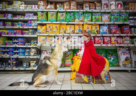 PICCOLO MANEGGIO ROSSO, FIABE MODERNE, SEZIONE CIBO PET DI UN SUPERMRKET Foto Stock