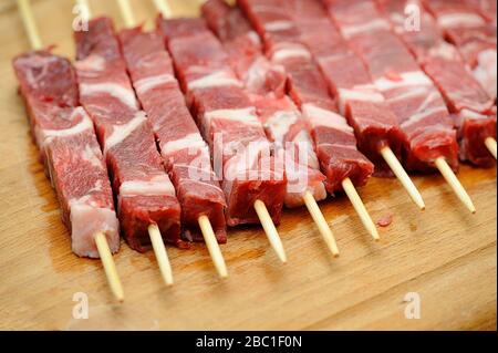 Arrosticini piatto italiano con pecora abruzzese Foto Stock