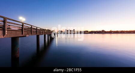 Germania, Meclemburgo-Pomerania occidentale, Isola di Rugen, Binz, Ostseebad, Molo e mare al tramonto Foto Stock