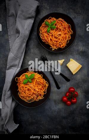 Ciotole di spaghetti al basilico e al parmigiano Foto Stock