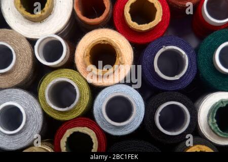 Una serie di fili di colori diversi. Molti fili per cucire ed agugliare sono di colore diverso. Tavolozza multicolore di thread Foto Stock