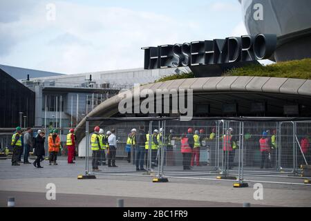 Foto: Glasgow, Regno Unito. 2nd Apr, 2020. Nella foto: Le scene che mostrano l'allestimento e la costruzione della nuova struttura medica NHS Scotland creata al Scottish Events Campus (SEC) di Glasgow devono essere chiamate NHS Louisa Jordan dopo che il Segretario sanitario Jeane Freeman ha annunciato che l'ospedale temporaneo sarà nominato dopo Suor Louisa Jordan, Un infermiere della prima guerra mondiale morto in servizio attivo in Serbia nel 1915. Credito: Colin Fisher/Alamy Live News Foto Stock