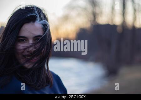 Un bel colpo di una bella signora durante il tramonto in Upstate NY Foto Stock