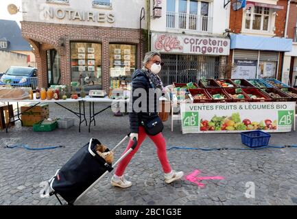 Hesdin, Francia. Città mercato. Giorno del mercato, coronavirus, maschera indossando. Foto Stock