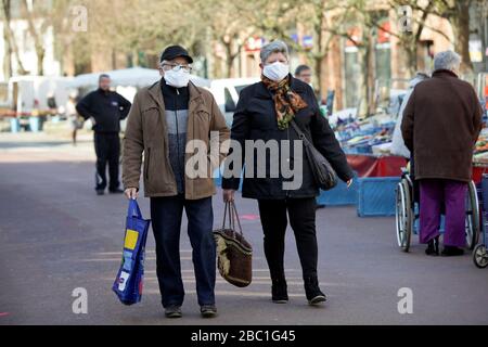 Hesdin, Francia. Città mercato. Giorno del mercato, coronavirus, maschera indossando. Foto Stock