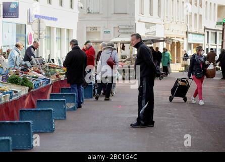 Hesdin, Francia. Città mercato. Giorno del mercato, coronavirus, maschera indossando. Foto Stock