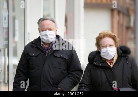 Hesdin, Francia. Città mercato. Giorno del mercato, coronavirus, maschera indossando. Foto Stock