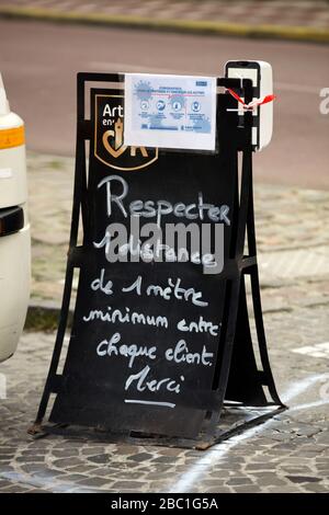 Hesdin, Francia. Città mercato. Giorno del mercato, coronavirus, maschera indossando. Foto Stock