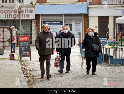 Hesdin, Francia. Città mercato. Giorno del mercato, coronavirus, maschera indossando. Foto Stock