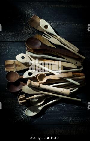 Pile di vari utensili da cucina in legno Foto Stock