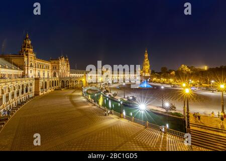 Notte in Plaza de Espana a Siviglia, Andalusia, Spagna. Foto Stock