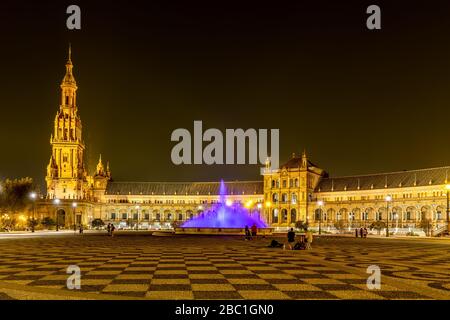 Notte in Plaza de Espana a Siviglia, Andalusia, Spagna. Foto Stock