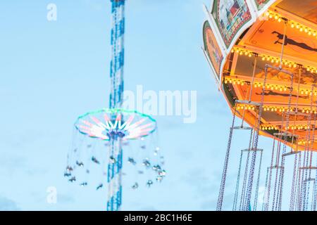 Germania, Baviera, Monaco, Carosello delle catene con Torre Bayern sullo sfondo Foto Stock