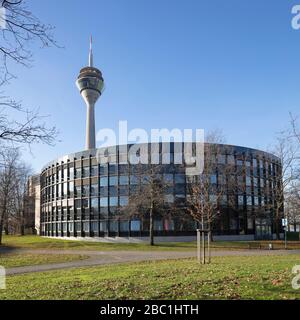Germania, Renania settentrionale-Vestfalia, Dusseldorf, edificio del Parlamento con torre Rheinturm sullo sfondo Foto Stock