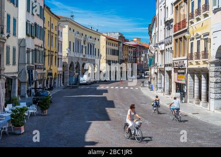 Udine - Agosto 2013, Friuli Venezia Giulia, Italia: Via Udine, la gente è in bicicletta sulla strada principale del centro storico Foto Stock