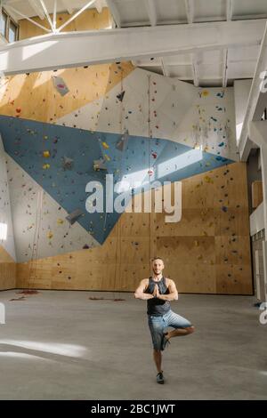 Uomo in posa yoga in palestra Foto Stock