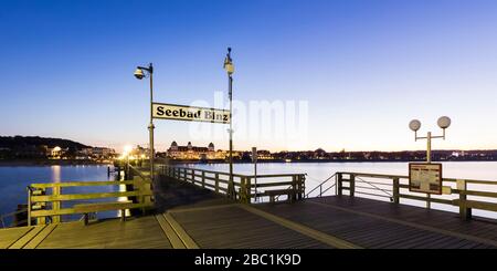 Germania, Meclemburgo-Pomerania occidentale, Isola di Rugen, Binz, Ostseebad, Molo e mare Foto Stock