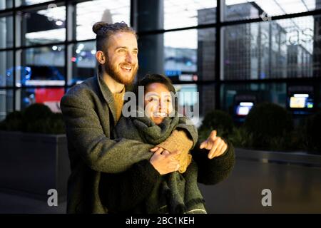 Giovane coppia felice abbracciando in città, Londra, Regno Unito Foto Stock