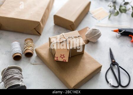 Avvolgere i regali di Natale Foto Stock
