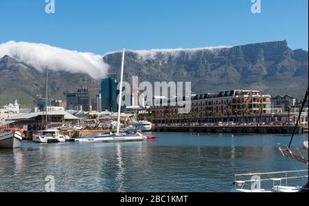 Città del Capo, Sudafrica. 2019. Vista sul lungomare e sul nube che si insinua sulla cima di Table Mountain. Foto Stock