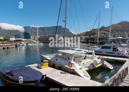 Città del Capo, Sudafrica. 2019. Vista sul lungomare e sul nube che si insinua sulla cima di Table Mountain. Foto Stock