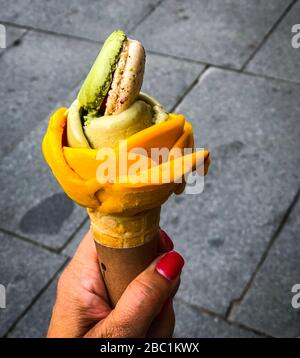 delizioso gelato artigianale con macaroon Foto Stock