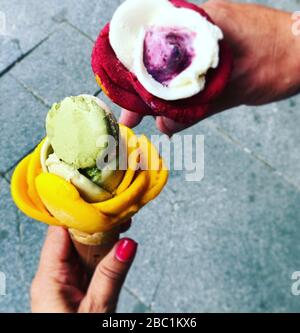 delizioso gelato artigianale con macaroon Foto Stock