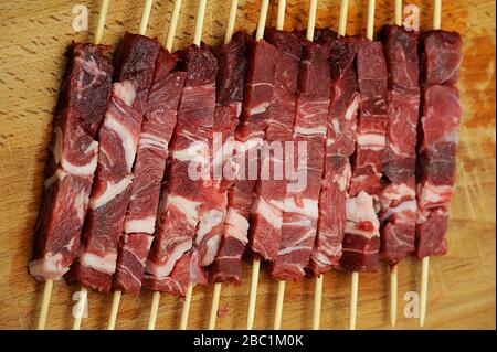 Arrosticini piatto italiano con pecora abruzzese Foto Stock