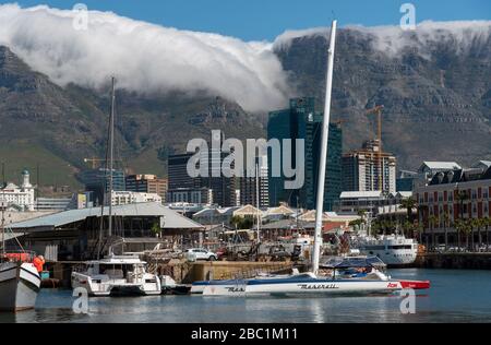 Città del Capo, Sudafrica. 2019. Vista sul lungomare e sul nube che si insinua sulla cima di Table Mountain. Foto Stock