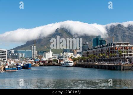 Città del Capo, Sudafrica. 2019. Vista sul lungomare e sul nube che si insinua sulla cima di Table Mountain. Foto Stock