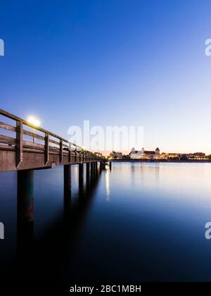 Germania, Meclemburgo-Pomerania occidentale, Isola di Rugen, Binz, Ostseebad, Molo e mare al tramonto Foto Stock