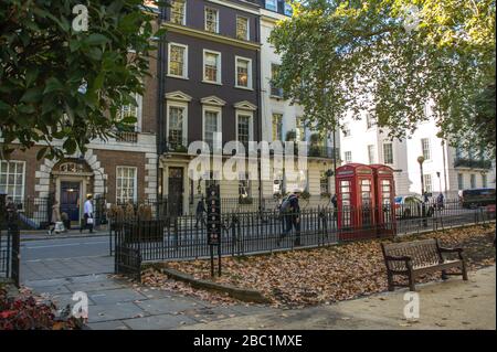 LONDRA - NOVEMBRE 2019: Berkeley Square , una grande piazza cittadina a Mayfair, nell'estremità occidentale di Londra Foto Stock