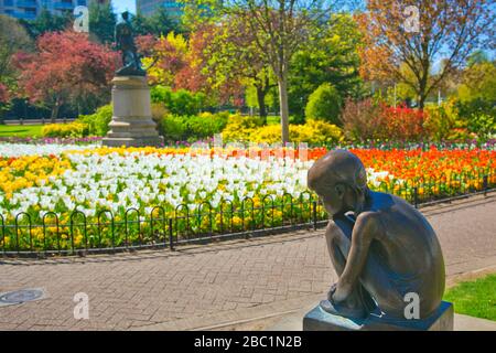 Statua della ragazza, Gorsedd Gardens, Civic Center, Cardiff, Galles, Regno Unito Foto Stock