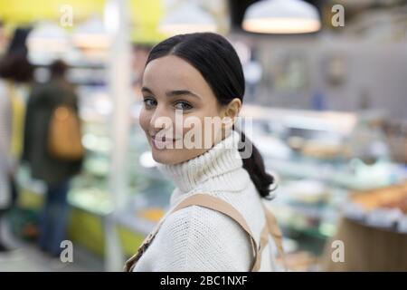 Ritratto giovane donna fiduciosa in supermercato Foto Stock