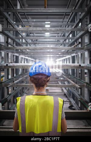 Lavoratore femminile in fabbrica di acciaio Foto Stock