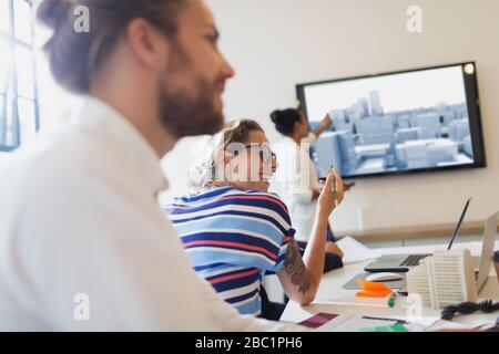 Sorridente architetto femminile che parla nella sala conferenze Foto Stock